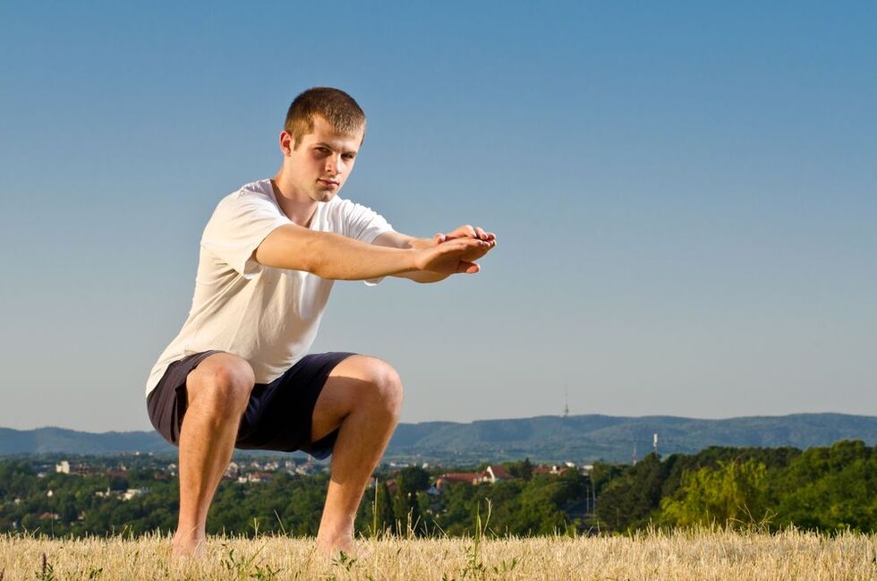 Posilování mužské síly usnadňují speciální fyzická cvičení, jako jsou dřepy. 